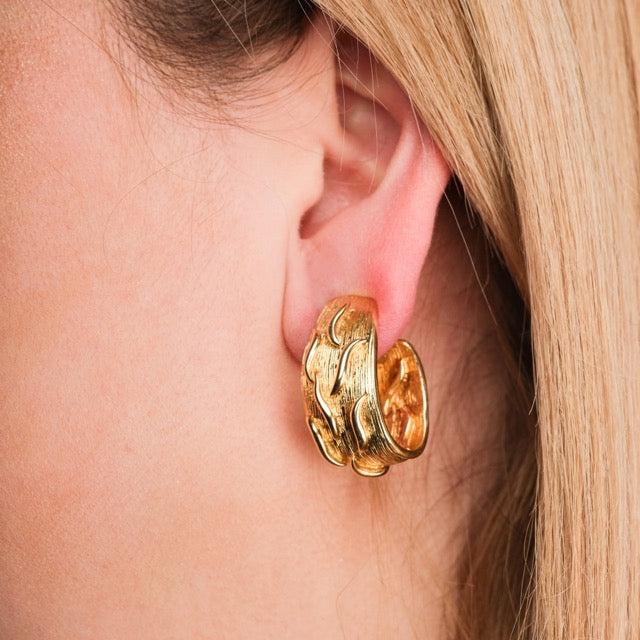 Une paire de clips d'oreilles signés Kutchinsky en or jaune 18K