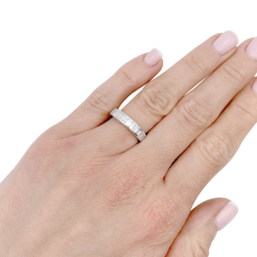 Alliance Cartier, diamants baguette et platine.