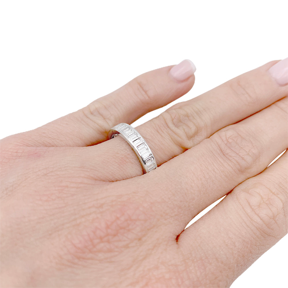 Alliance Cartier, diamants baguette et platine.