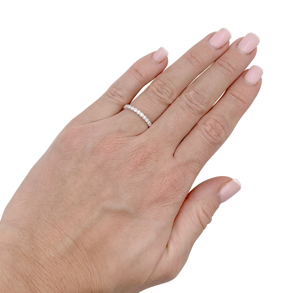Alliance Chaumet "Bee my Love" or blanc, diamants.