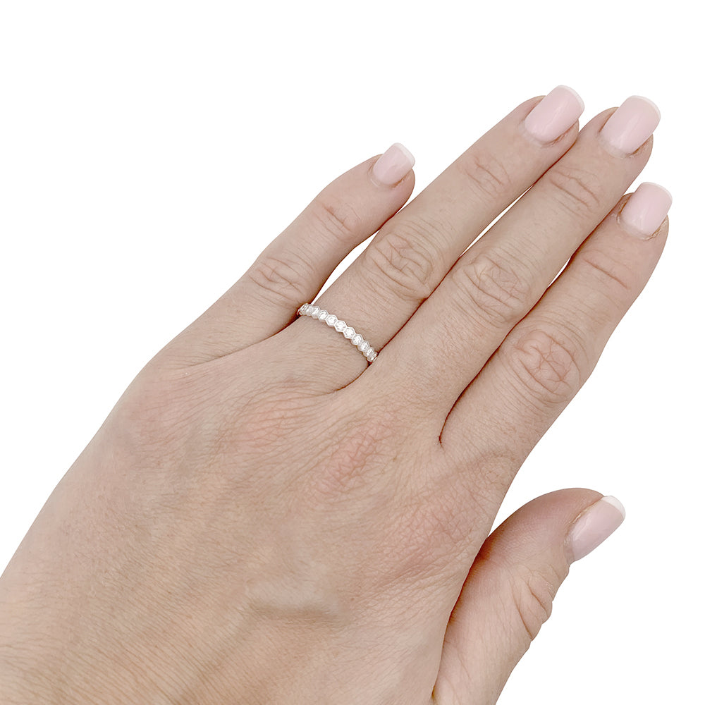 Alliance Chaumet "Bee my Love" or blanc, diamants.