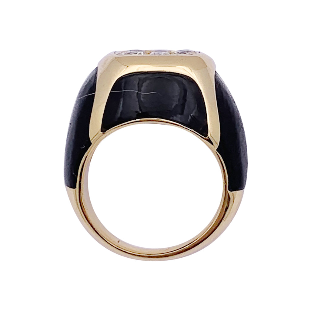 Bague Boucheron, "Chevalière", or jaune, bois et diamants.