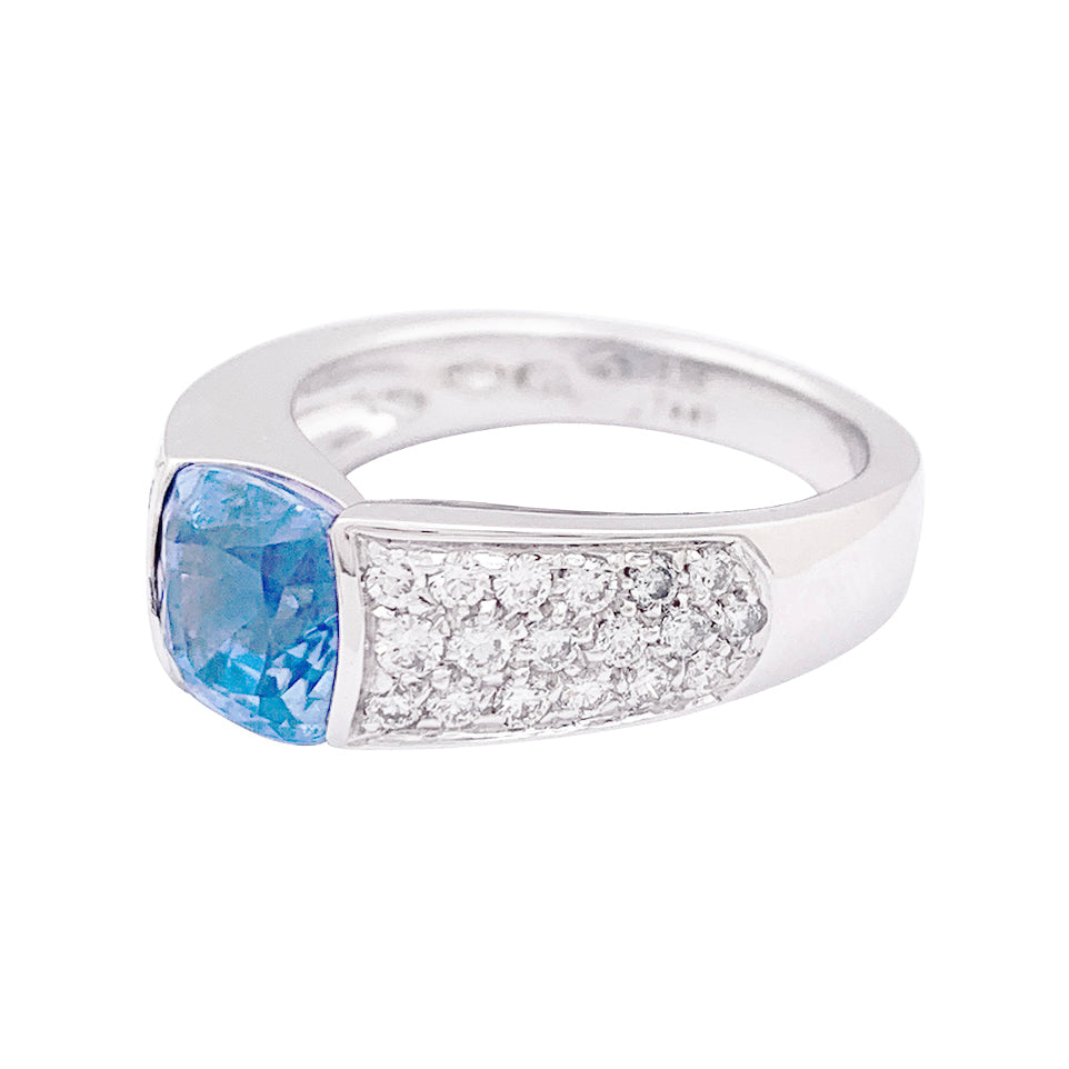Bague Boucheron saphir, diamants, or blanc.