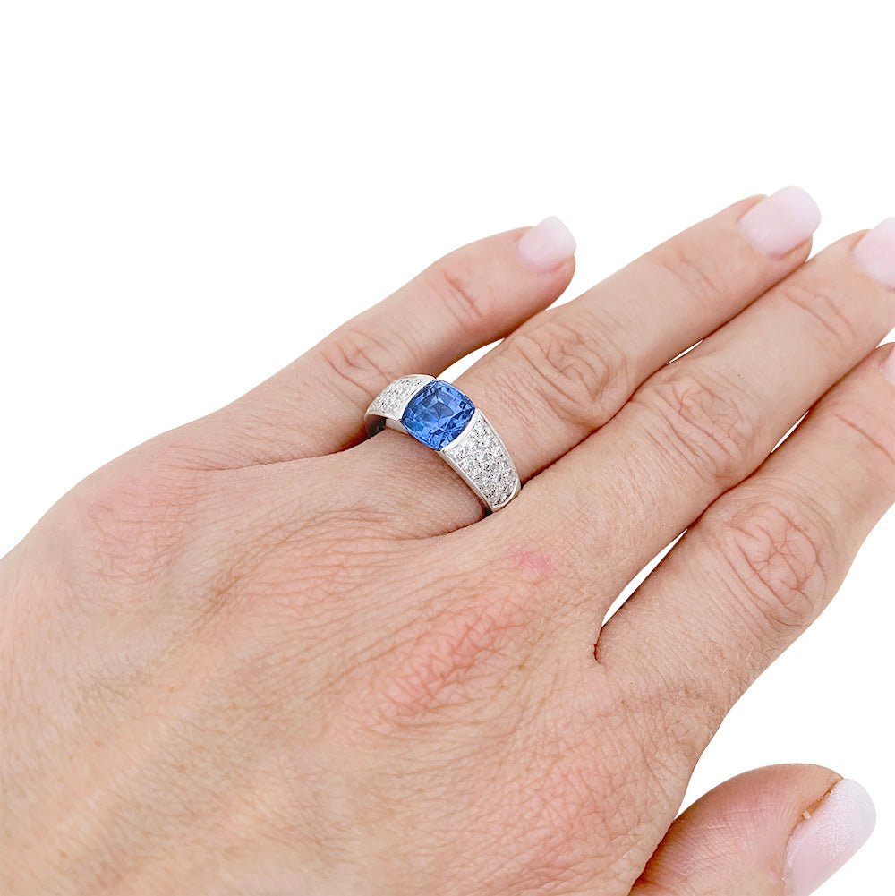 Bague Boucheron saphir, diamants, or blanc.