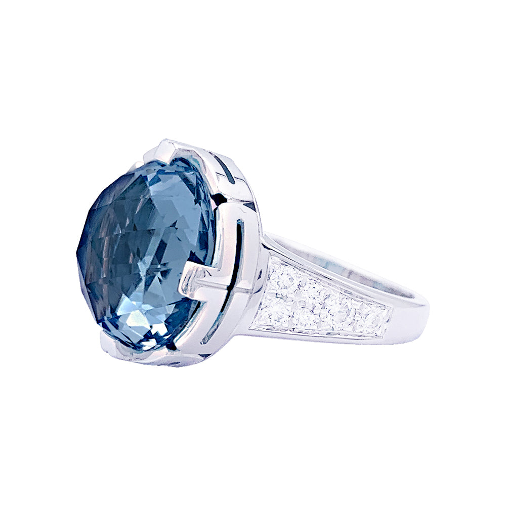 Bague Bulgari "Parentesi Cocktail" en or blanc, topaze bleue et diamants.