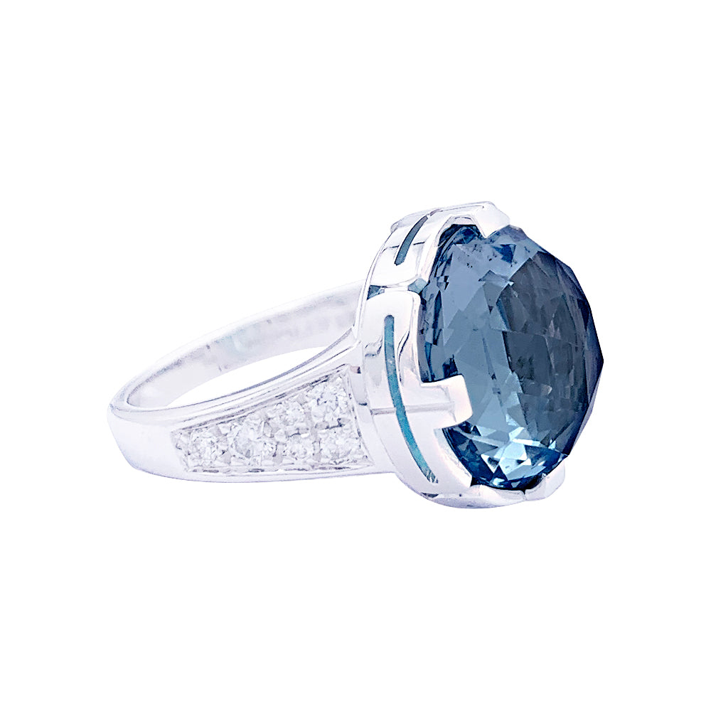 Bague Bulgari "Parentesi Cocktail" en or blanc, topaze bleue et diamants.