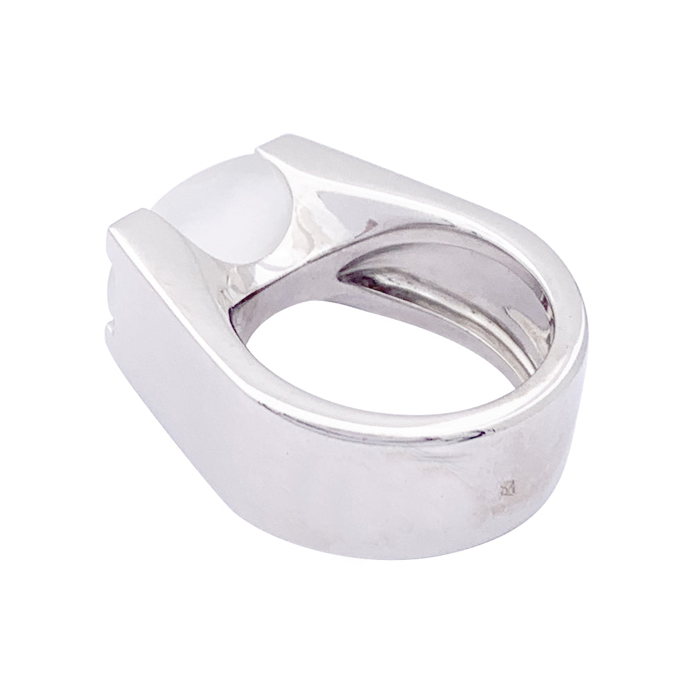 Bague Cartier, "Tankissime" or blanc, pierre de lune.