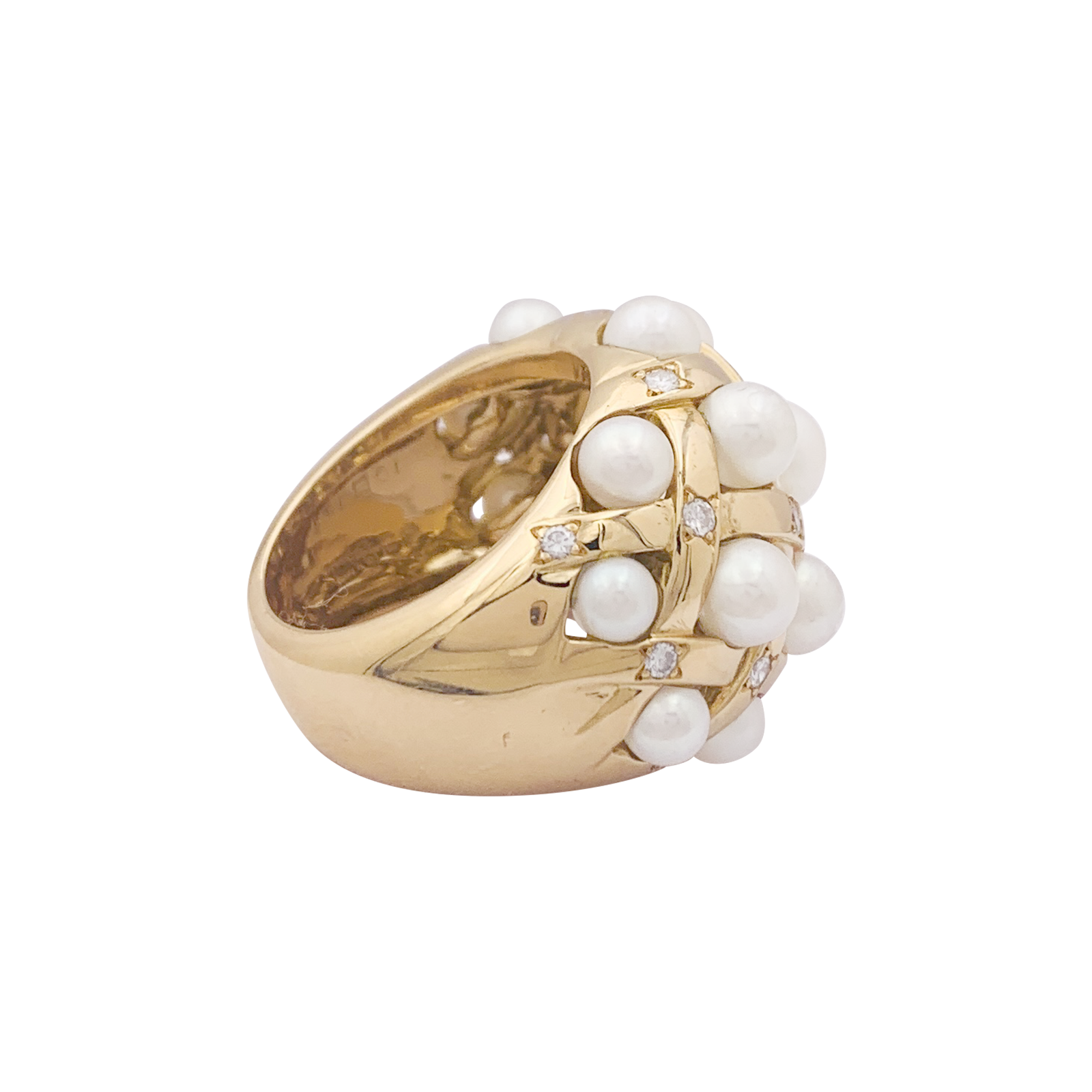Chanel ring, "Baroque", yellow gold, diamonds and pearls.