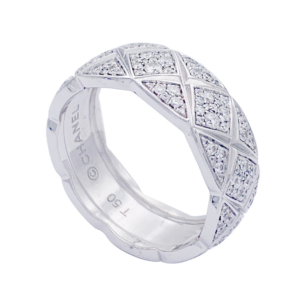 Bague Chanel, “Coco Crush”, or blanc et diamants.