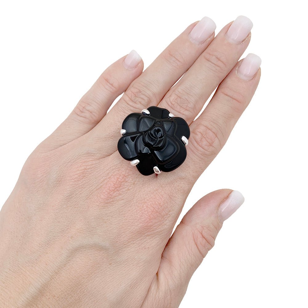 Bague Chanel, modèle "Camélia", en or blanc et onyx. - Maison Eloe