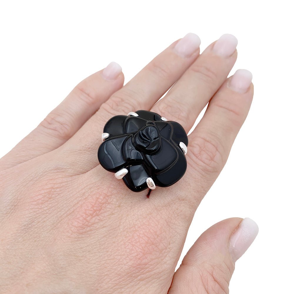 Bague Chanel, modèle "Camélia", en or blanc et onyx. - Maison Eloe