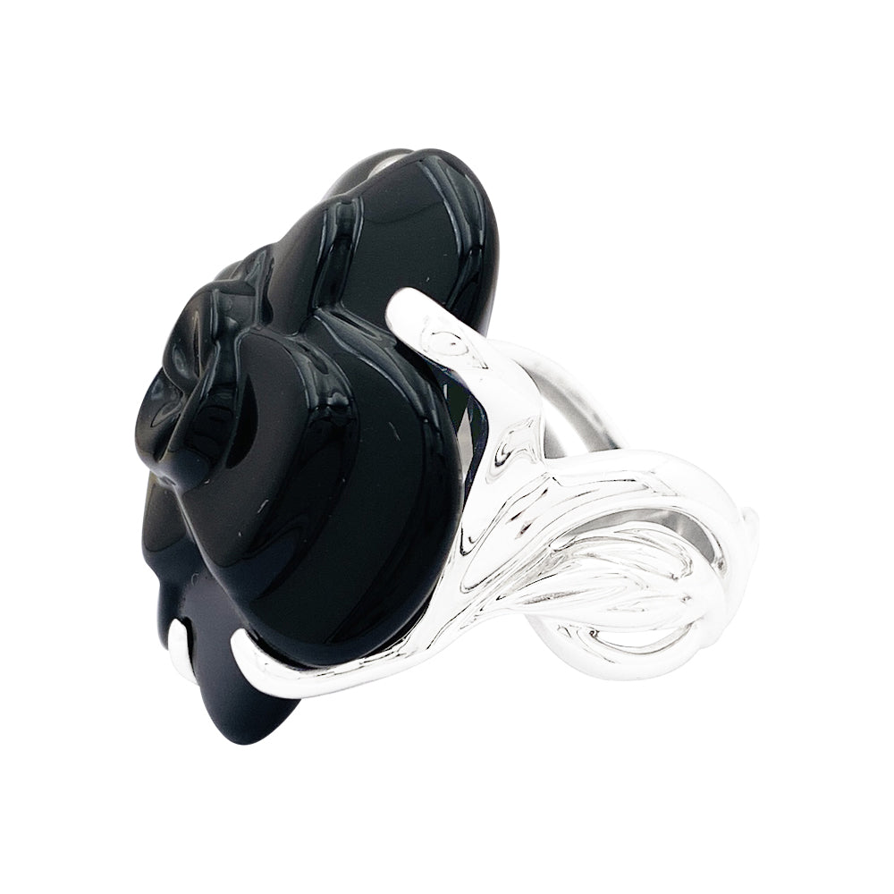 Bague Chanel, modèle "Camélia", en or blanc et onyx.