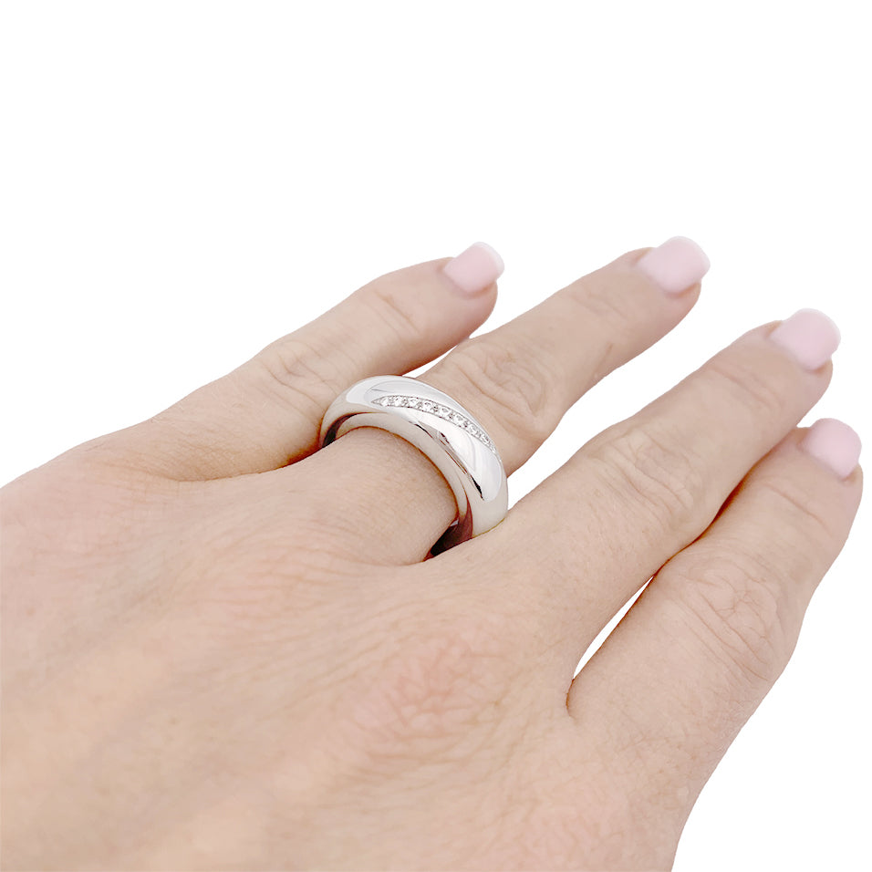 Chaumet "Anneau" ring in white gold and diamonds.