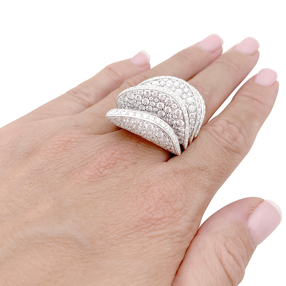 De Grisogono "Onde" ring in white gold and diamonds.