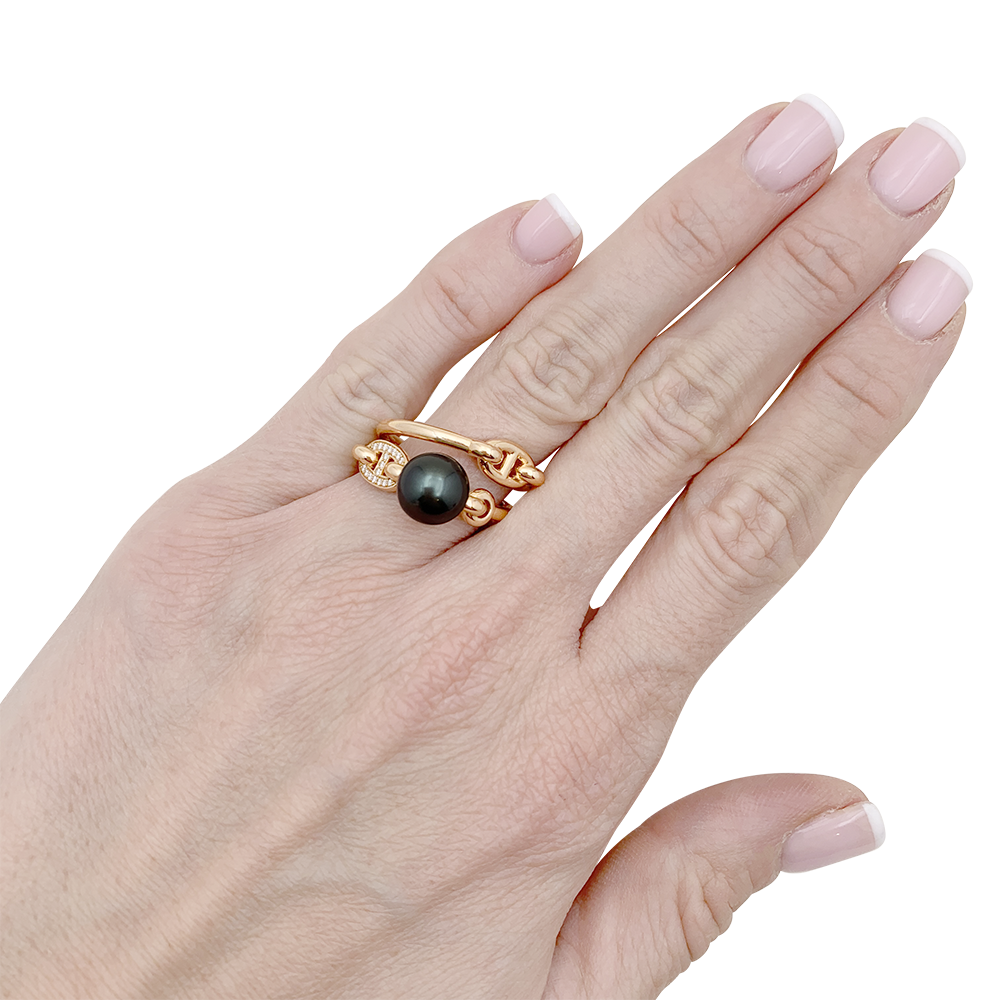 Hermès "Albertine" ring in pink gold, diamonds, and gray pearl.