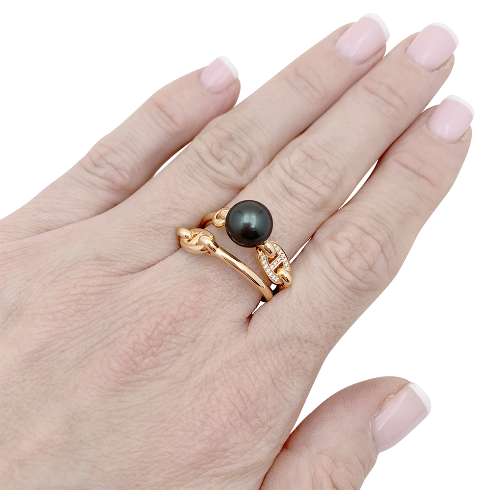 Hermès "Albertine" ring in pink gold, diamonds, and gray pearl.