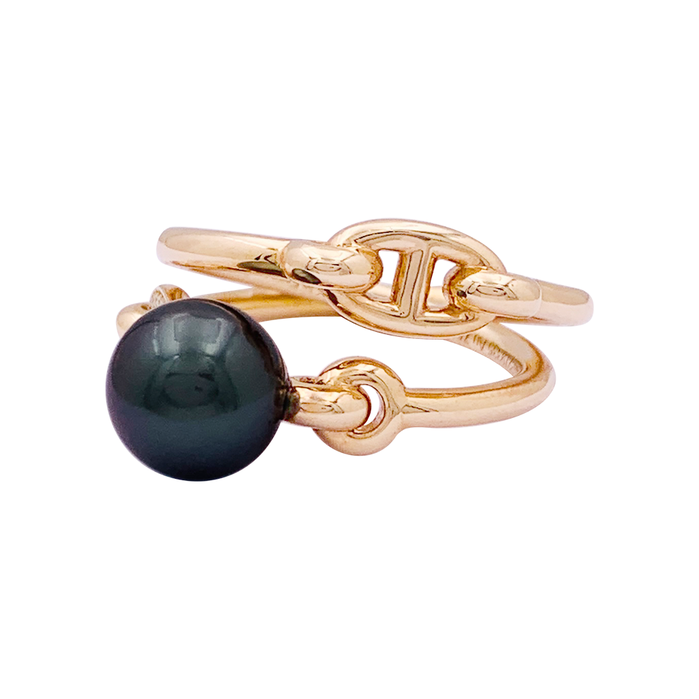 Hermès "Albertine" ring in pink gold, diamonds, and gray pearl.