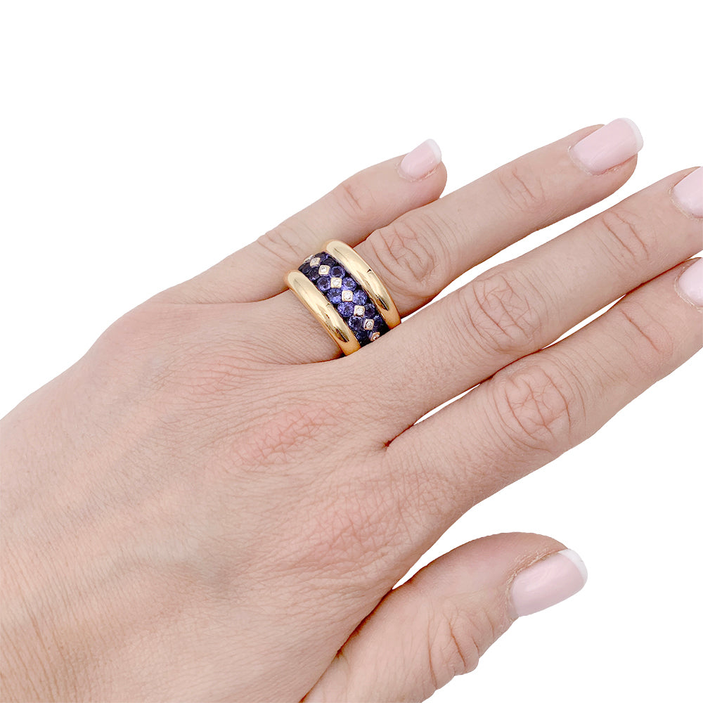 Poiray ring in yellow gold, sapphires, diamonds.