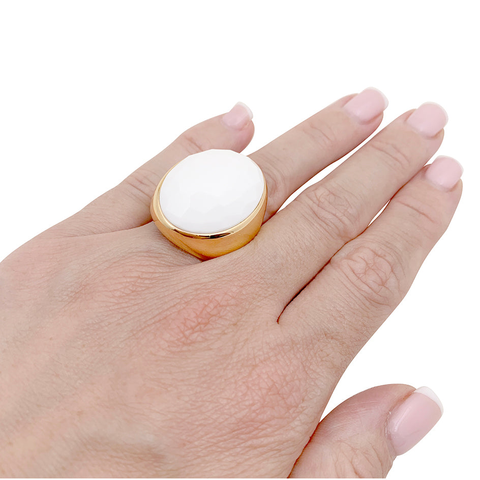 Pomellato "Victoria" ring in yellow gold, cacholong.