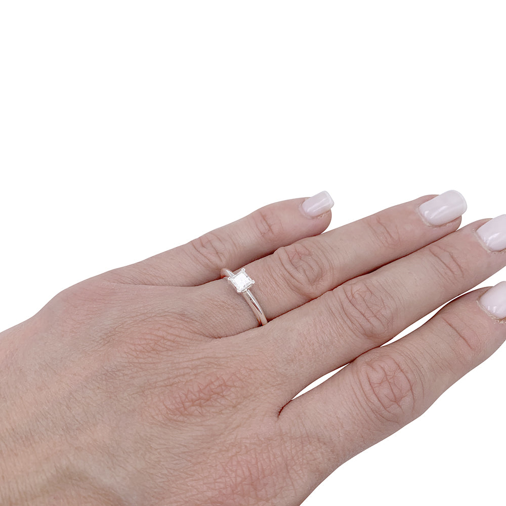Tiffany&Co. ring in platinum, princess-cut diamond.