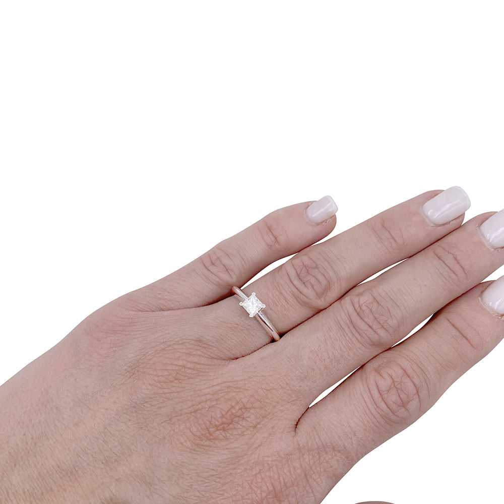Tiffany&Co. ring in platinum, princess-cut diamond.
