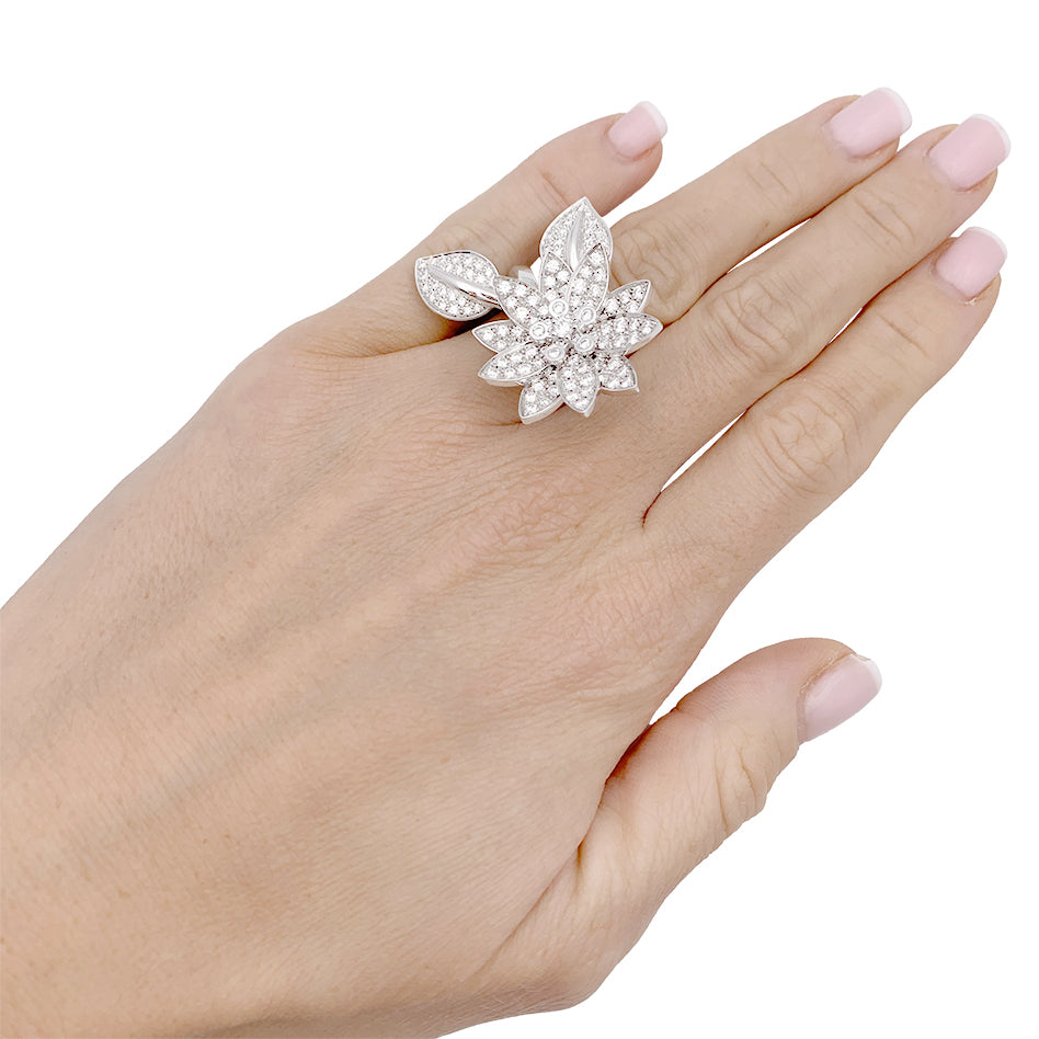 Bague Van Cleef & Arpels "Lotus" or blanc, diamants.