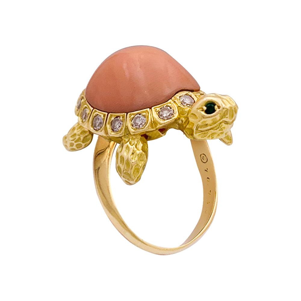 Van Cleef & Arpels ring, "Turtle", yellow gold, diamonds, coral.