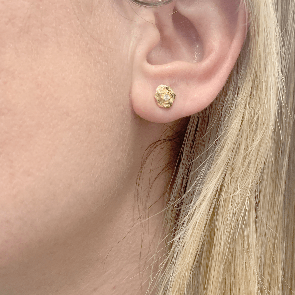 Boucles d'oreilles, "Rose Piaget", or jaune, diamants. - Maison Eloe