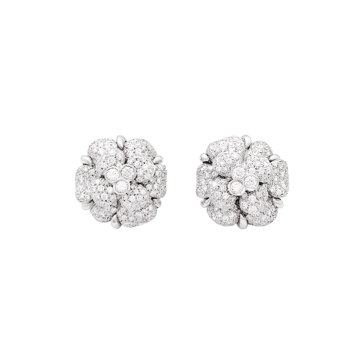 Boucles d'oreilles Chanel, "Camélia", or blanc, diamants. - Maison Eloe