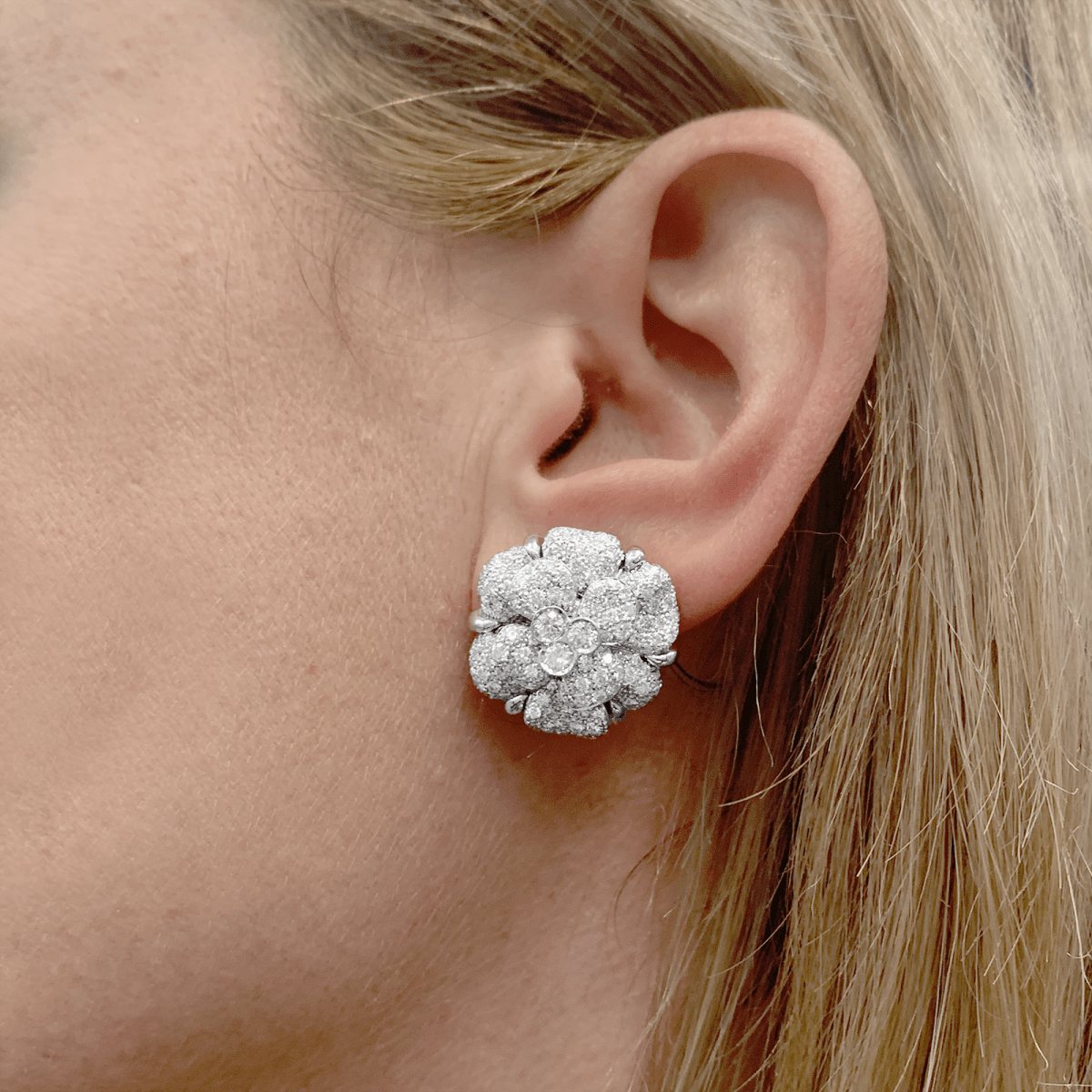 Boucles d'oreilles Chanel, "Camélia", or blanc, diamants. - Maison Eloe