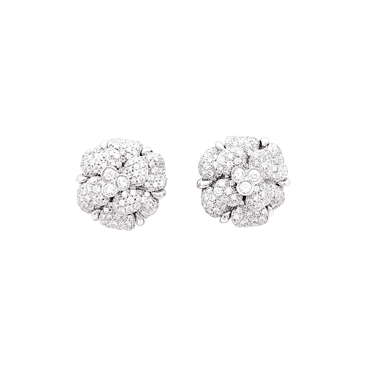 Boucles d'oreilles Chanel, "Camélia", or blanc, diamants. - Maison Eloe
