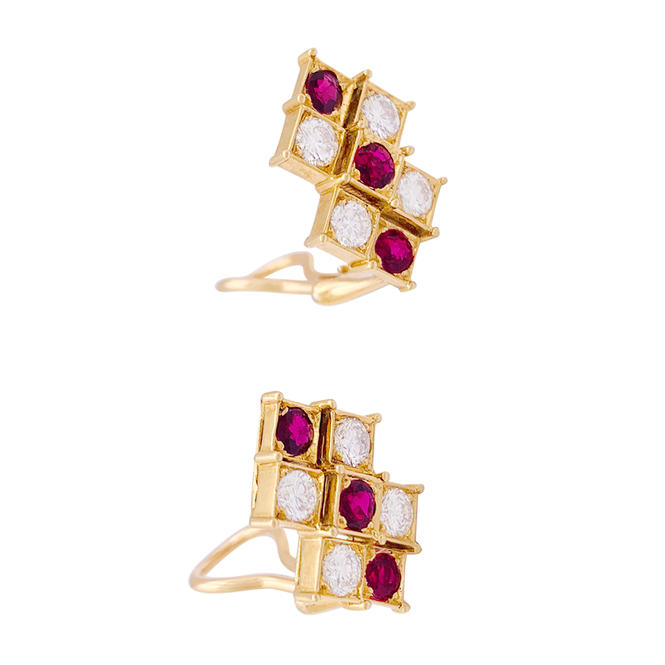 Boucles d'oreilles Chaumet, or jaune, rubis, diamants.