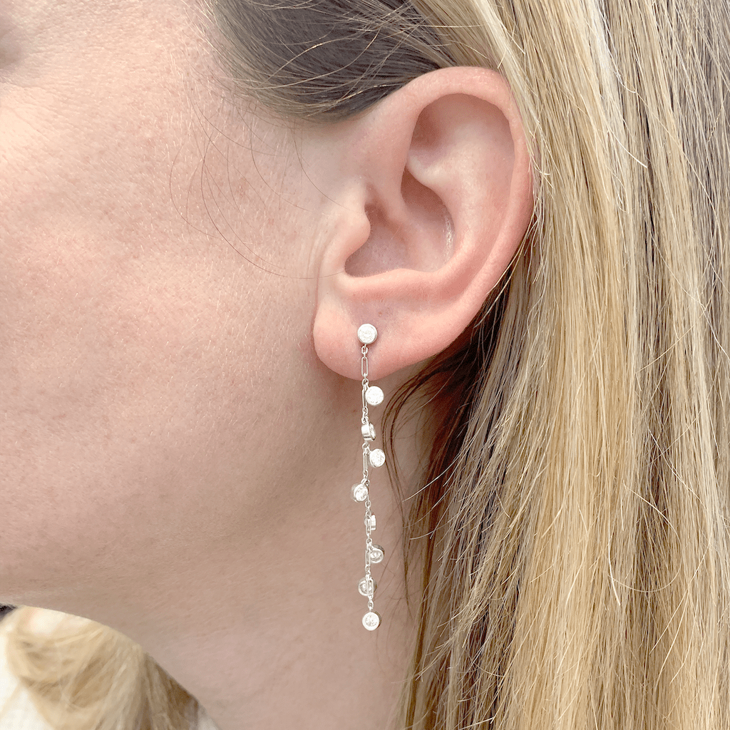 Boucles d'oreilles Dior "Baby diamants", or blanc et diamants. - Maison Eloe