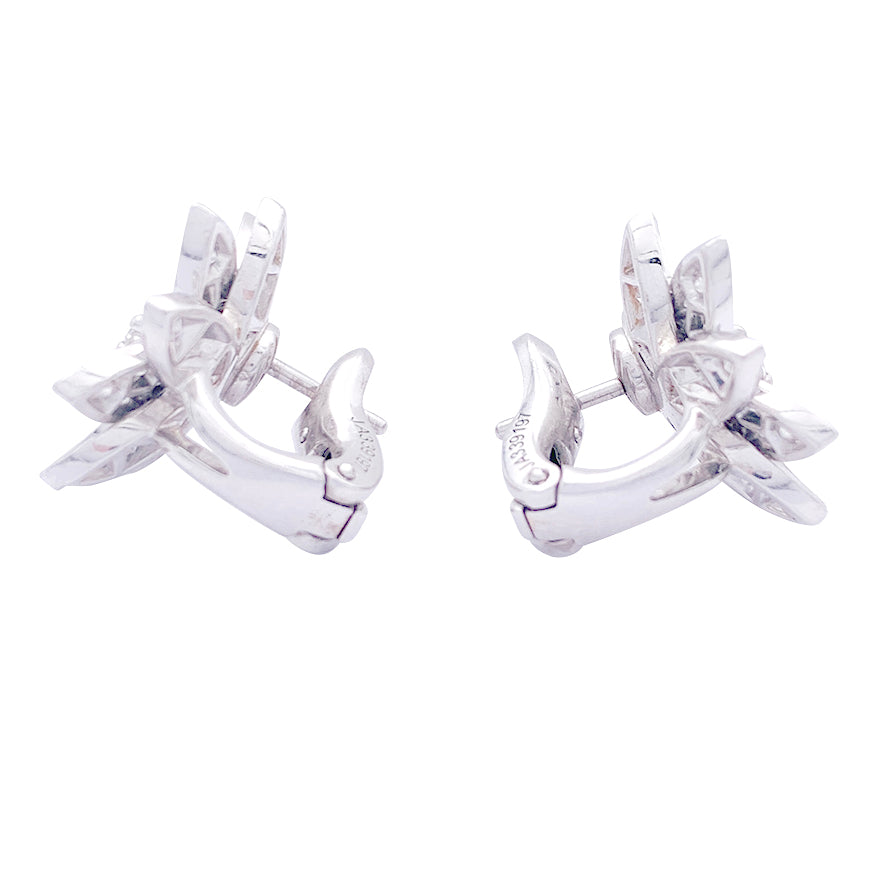 Boucles d'oreilles Van Cleef & Arpels "Lotus" or blanc, diamants.