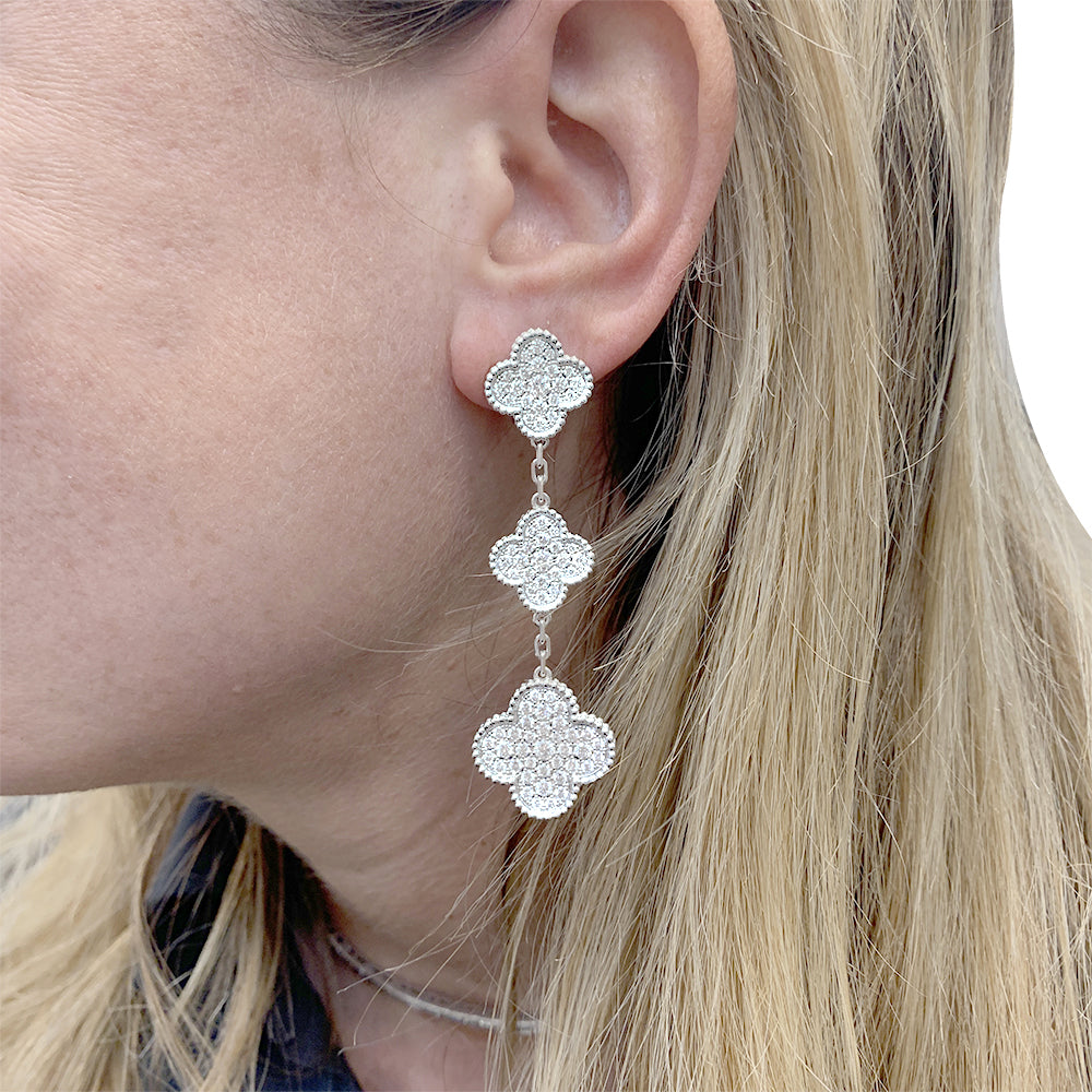Boucles d'oreilles Van Cleef & Arpels "Magic Alhambra" or blanc, diamants.