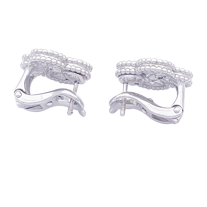 Boucles d'oreilles Van Cleef & Arpels "Vintage Alhambra" or blanc, diamants.