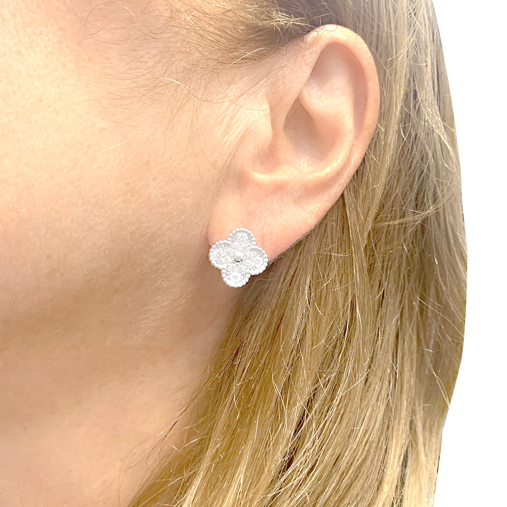 Boucles d'oreilles Van Cleef & Arpels "Vintage Alhambra" or blanc, diamants.