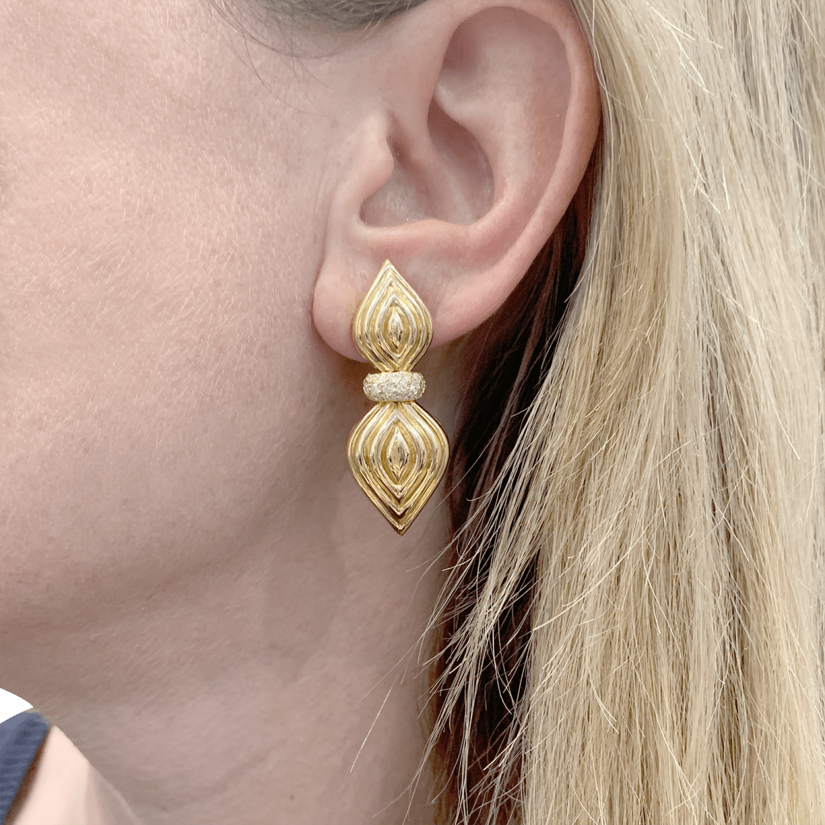 Boucles d'oreilles O.J. PERRIN, or jaune, diamants. - Maison Eloe