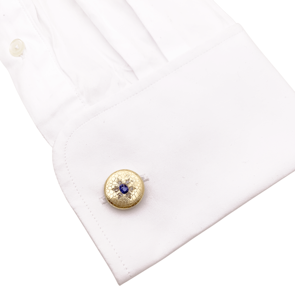 Boutons de col en or jaune, saphirs et diamants. - Maison Eloe