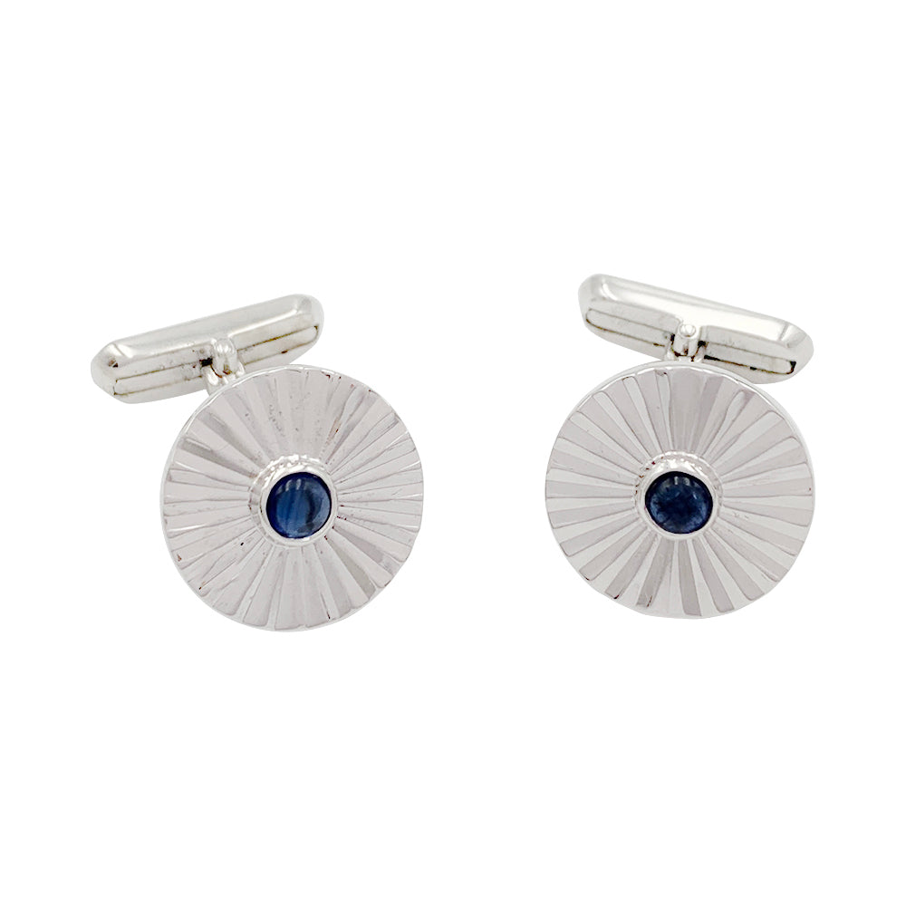 Boutons de manchette Chaumet, or blanc, saphirs.