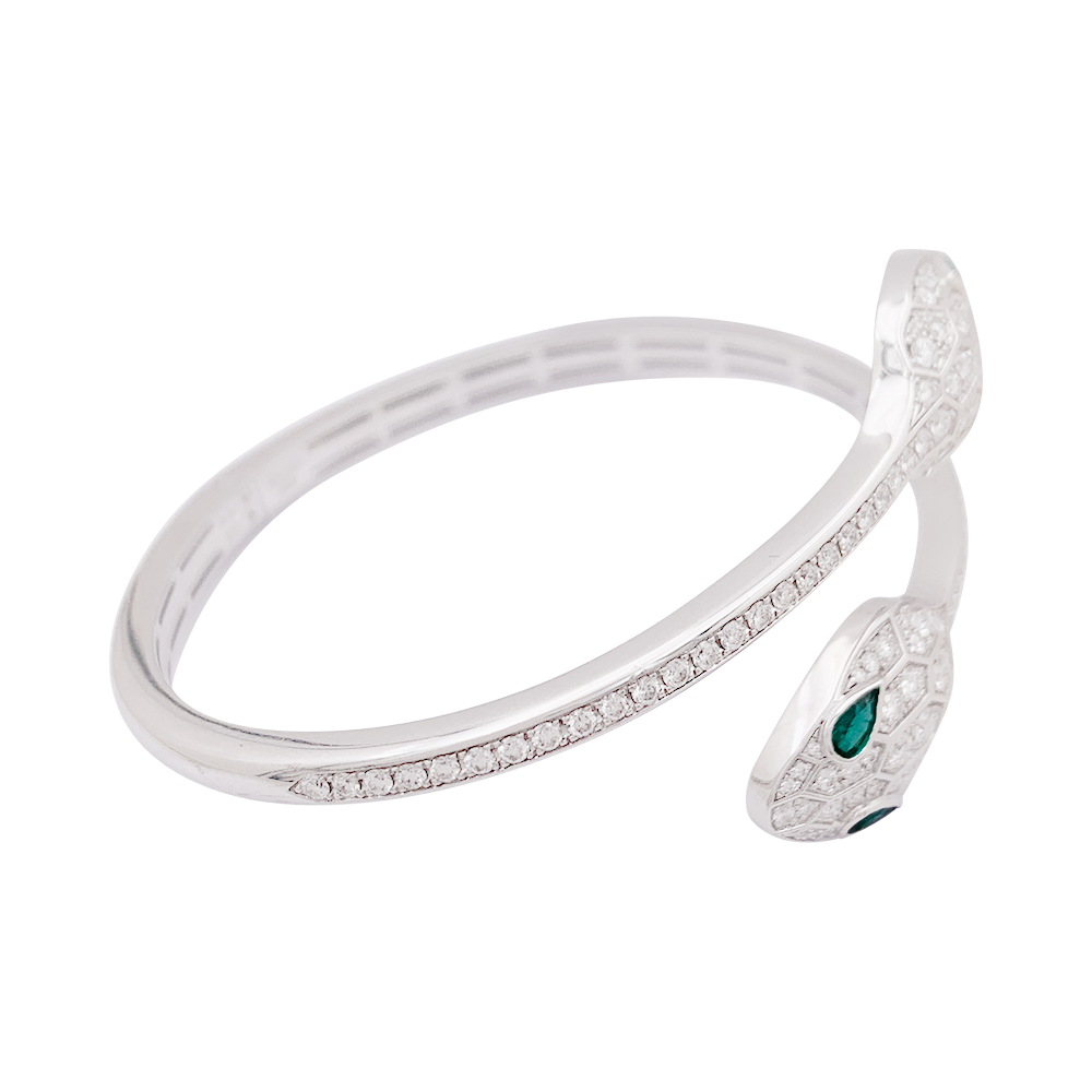 Bracelet Bulgari "Serpenti Seduttori" or blanc, diamants, émeraudes.