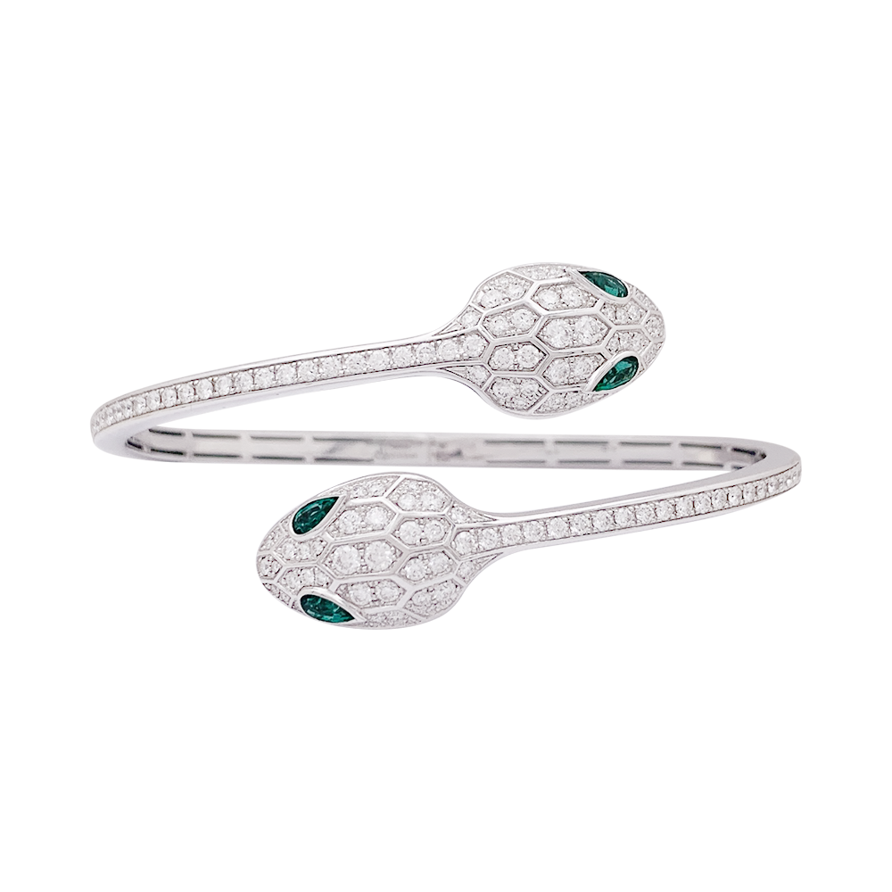 Bracelet Bulgari "Serpenti Seduttori" or blanc, diamants, émeraudes.