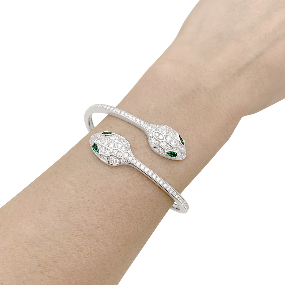 Bracelet Bulgari "Serpenti Seduttori" or blanc, diamants, émeraudes.