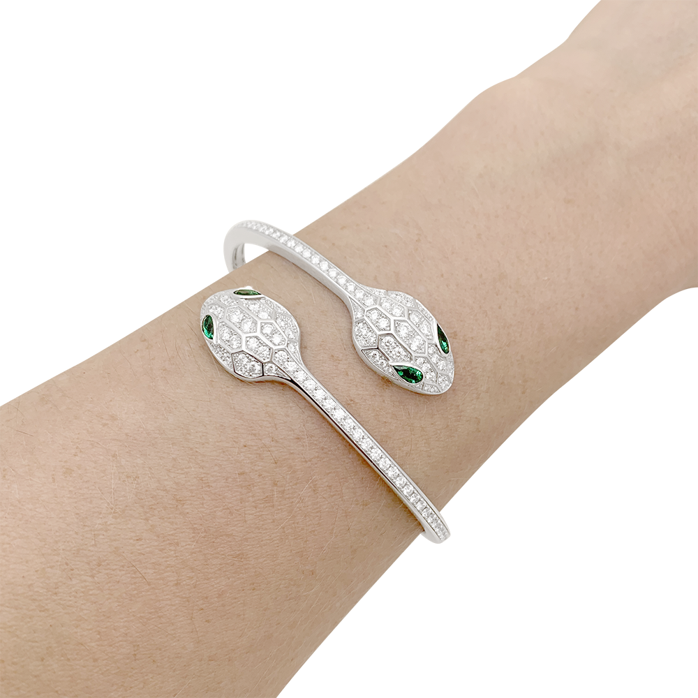 Bracelet Bulgari "Serpenti Seduttori" or blanc, diamants, émeraudes.
