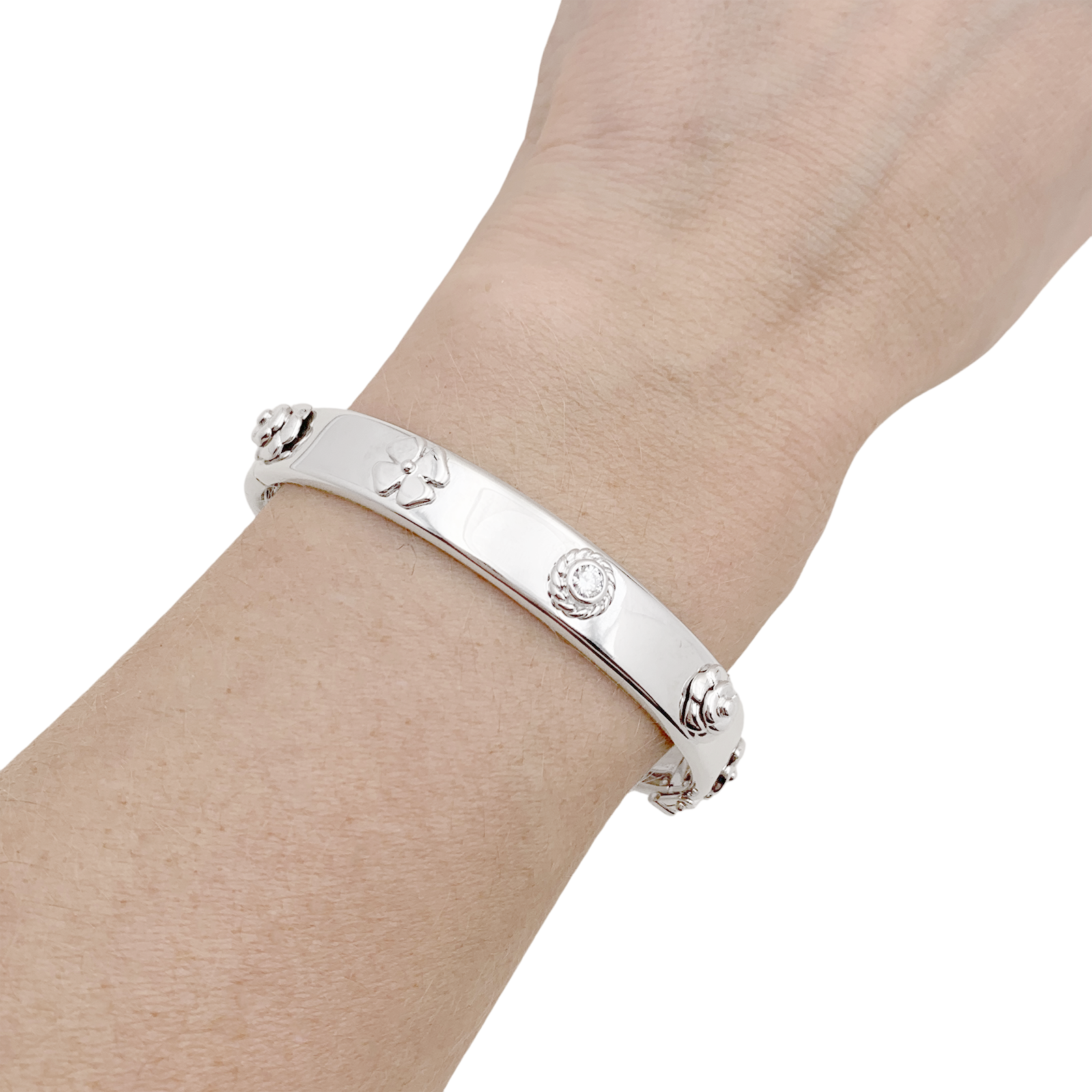 Bracelet Chanel "Trois Symboles" or blanc, diamants.