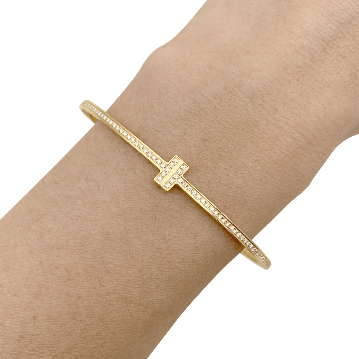 Bracelet Tiffany & Co., "Tiffany T", or jaune, diamants. - Maison Eloe
