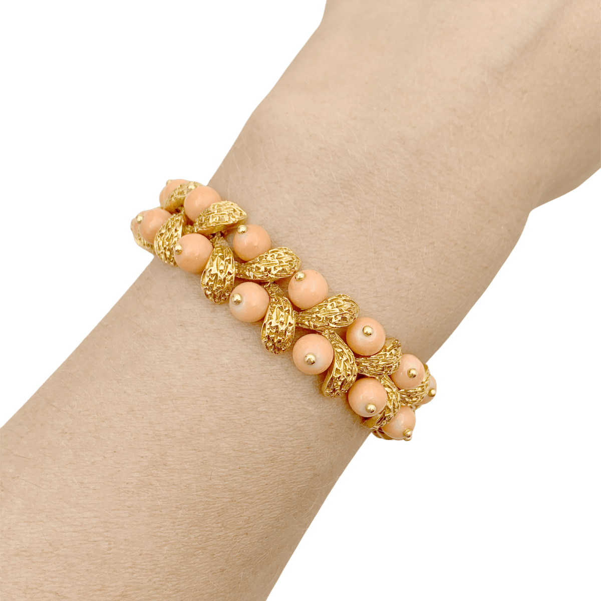 Bracelet Van Cleef & Arpels, “Gui”, or jaune, corail peau d’ange. - Maison Eloe