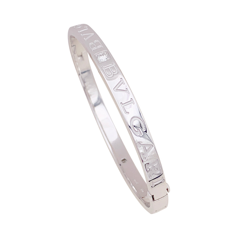 Bracelet jonc Bulgari "Bulgari Bulgari" or blanc, diamants.