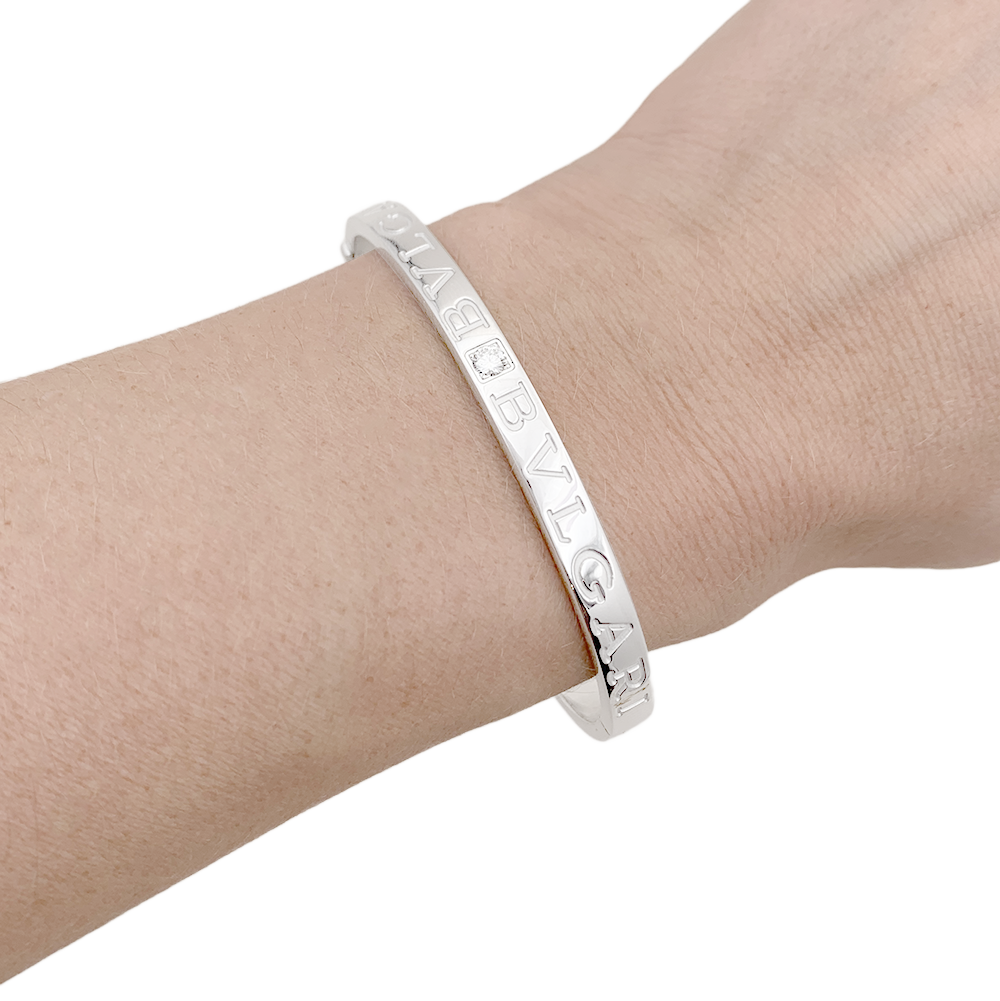 Bracelet jonc Bulgari "Bulgari Bulgari" or blanc, diamants.