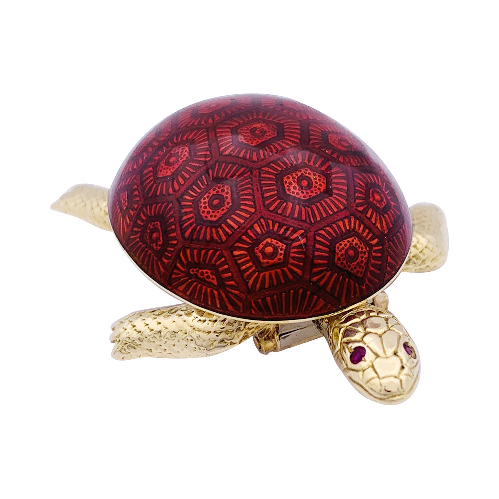 Broche Boucheron, "Tortue", or jaune, émail, rubis.